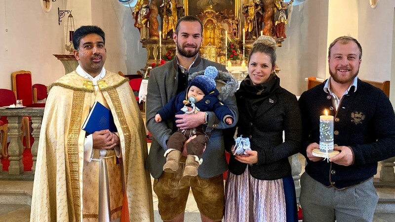 Am Sonntag hatte der kleine Franz Brandl, hier auf dem Arm seines Taufpaten und umrahmt von seinen Eltern und Pfarrvikar Pater Georg, seinen großen Tag.