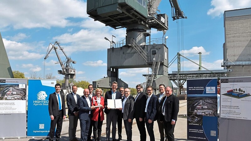 Wissenschaftsminister Markus Blume (6. v. l.) hat zusammen mit weiteren Ehrengästen das Technologietransferzentrum "Wasserstoff-Cluster Donau" am Hafen Kelheim/Saal offiziell eröffnet.