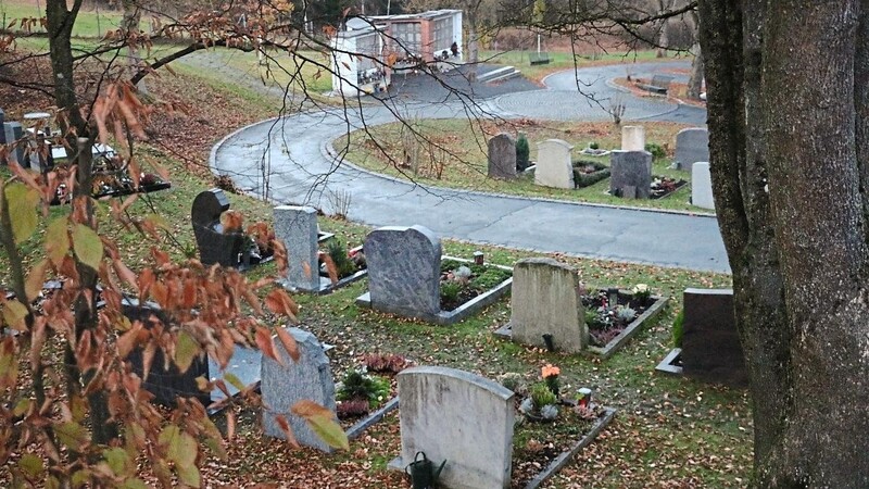 Grabstein-Zertifikate sind am städtischen Friedhof bislang keine Vorschrift: Zukunft Viechtach fordert eine Änderung der Satzung.