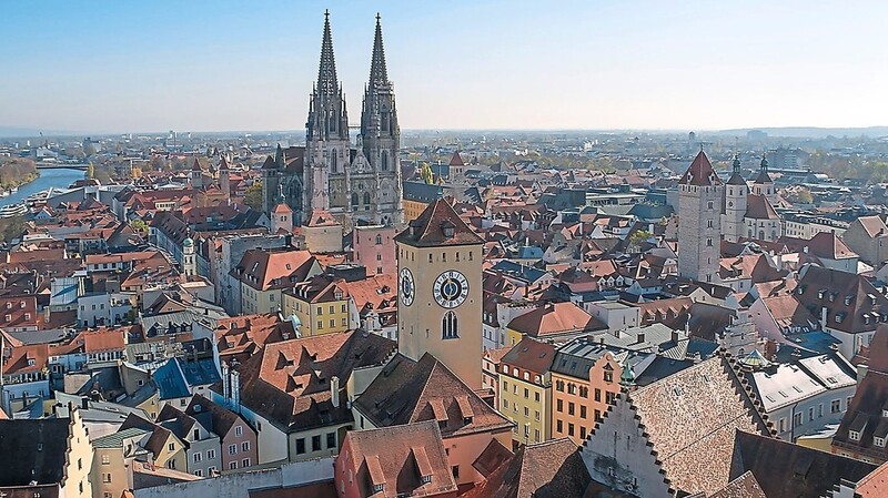 Die einzigartige Dachlandschaft der Regensburger Altstadt gehört zum Welterbe. Sie macht nur zwei Prozent der Dachflächen im gesamten Stadtgebiet aus.  Foto: Stefan Effenhauser