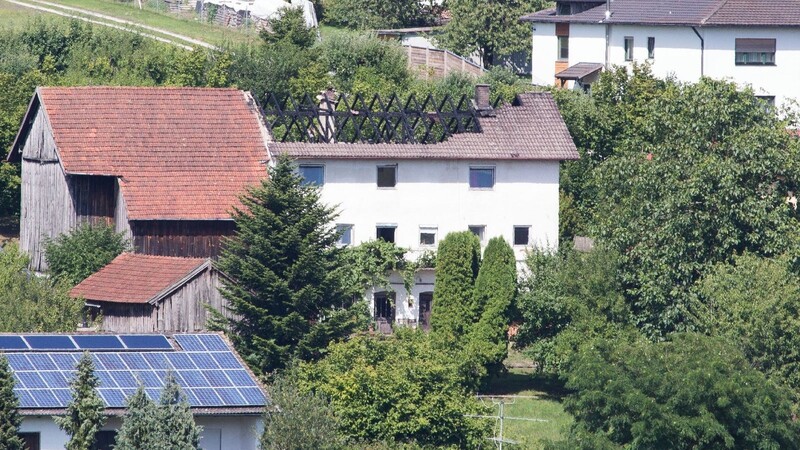 Ein heftiges Unwetter fegte am Sonntagabend über Ostbayern! In diesem leer stehenden Bauernhaus in Griesbach (Kreis Dingolfing-Landau) schlug ein Blitz ein. Der Dachstuhl brannte ab.