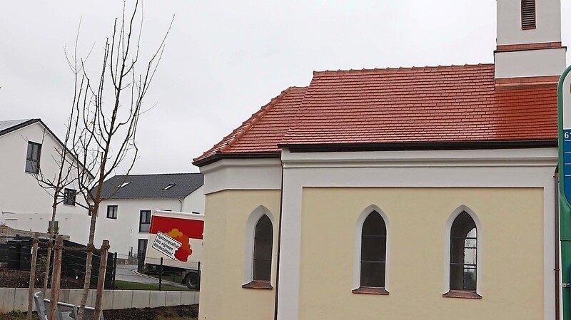 Außenanlagen fertig, Bank aufgestellt. Das Umfeld der Kapelle in Seysdorf ist ansprechend gestaltet worden.