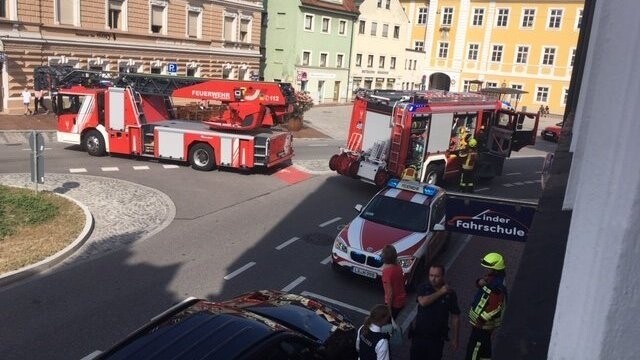 Polizei und Feuerwehr rückten wegen eines Küchenbrandes am Bismarckplatz an.