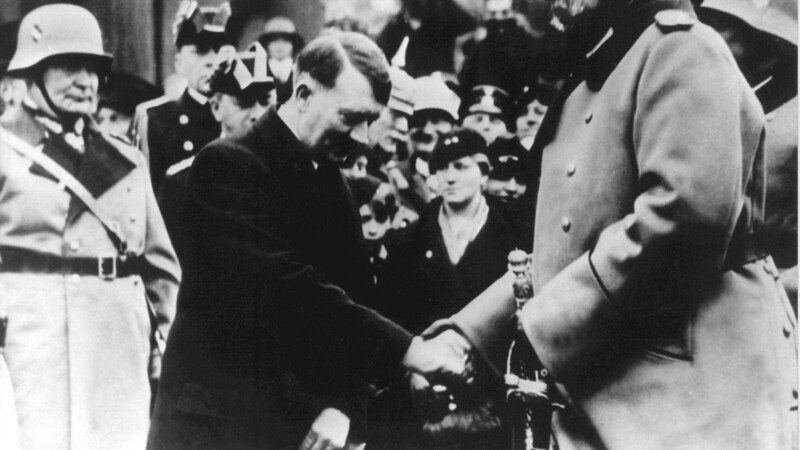 Adolf Hitler und Paul von Hindenburg (r.) schütteln sich die Hände. Beide Männer sind seit dem Zweiten Weltkrieg Ehrenbürger von