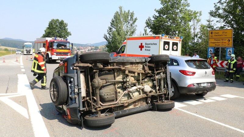 Ein Unfall mit drei Fahrzeugen auf der B 85 bei Viechtach endete glimpflich. Eine Frau wurde leicht verletzt, sechs weitere Personen kamen mit dem Schrecken davon.