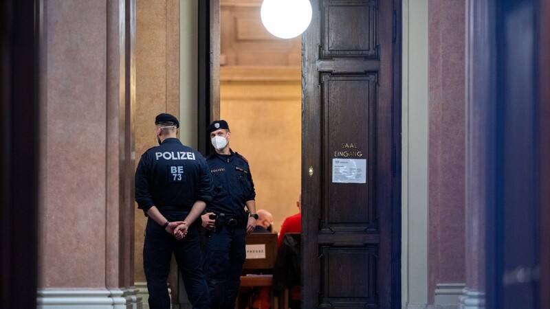 Polizisten bewachen zum Prozessauftakt den Großen Schwurgerichtssaal im Straflandesgericht Wien.