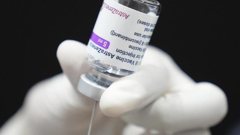 Ein Mitarbeiter des Gesundheitswesens bereitet eine Dosis des Impfstoffs von AstraZeneca vor.