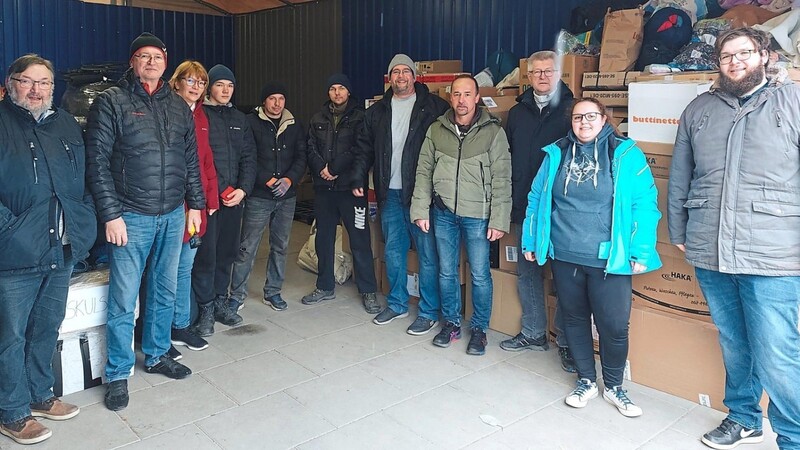 Angekommen: das Waldmünchen-Team mit den ukrainischen Helfern