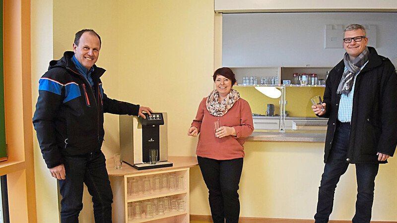 Bürgermeister Leonhard Berger, Melanie Kuffer von der OGTS und ILE-Umsetzungsleiter Ralf Hoffendahl beim Testen des neuen Wasserspenders (v.l.).
