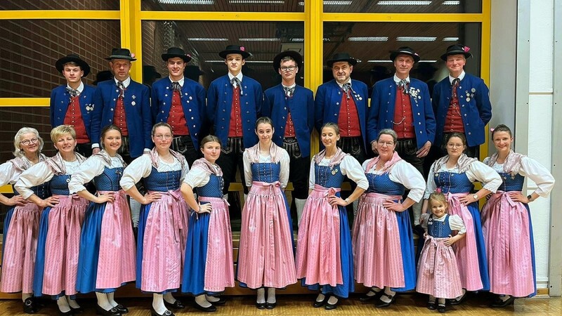 Mit dieser Tanzgruppe war der Trachtenverein im April diesen Jahres in Teisnach beim 54. Volkstanztreffen. Die Arracher waren das 27. Mal dabei.