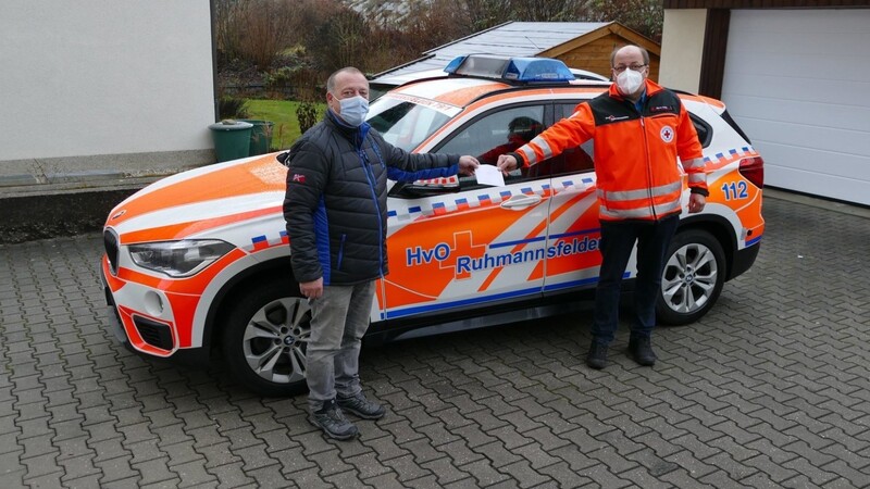 Bei der Spendenübergabe (v.re.) Teamleiter Martin Haidn von den Helfern vor Ort und August Schmid von der Feuerwehr Gotteszell.