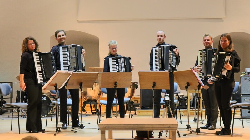 Musikpädagogin Ines Peringer (links) leitet das Jugendorchester sowie die Formation "accordion6" (im Bild).