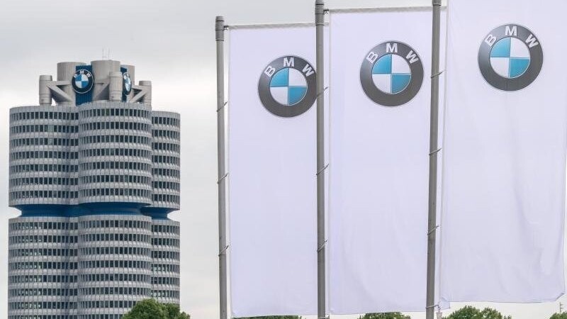 Flaggen mit dem Logo des Münchner Autobauers BMW wehen vor der Olympiahalle.