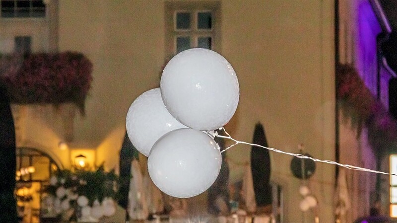 So mancher weiße Luftballon hatte seine eigenen Wege gefunden.