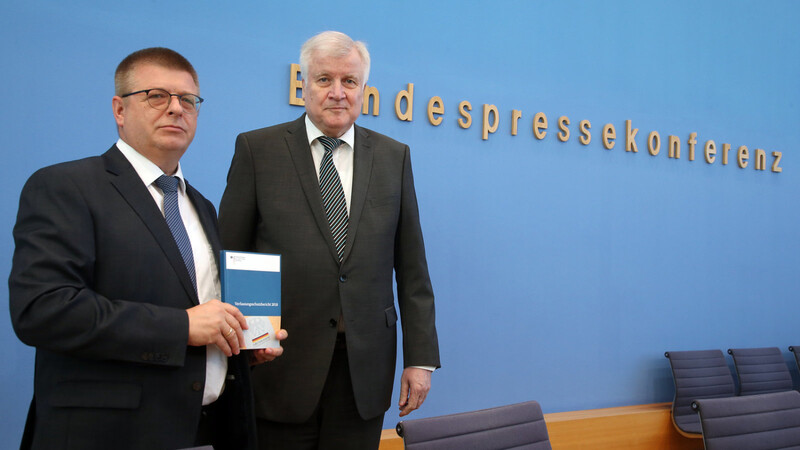 Verfassungsschutzchef Thomas Haldenwang (l.) und Innenminister Horst Seehofer präsentieren den Verfassungsschutzbericht.