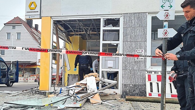 Die Explosion beschädigte auch die Wiesauer Commerzbank-Filiale, in der der Geldautomat steht.