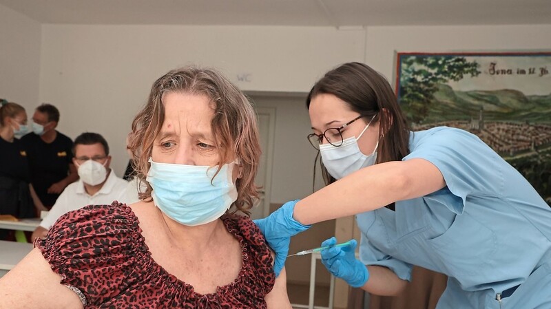 Eine Medizinstudentin bei der Impfung einer Seniorin. Mittlerweile werden bereits die dritten Spritzen verabreicht.