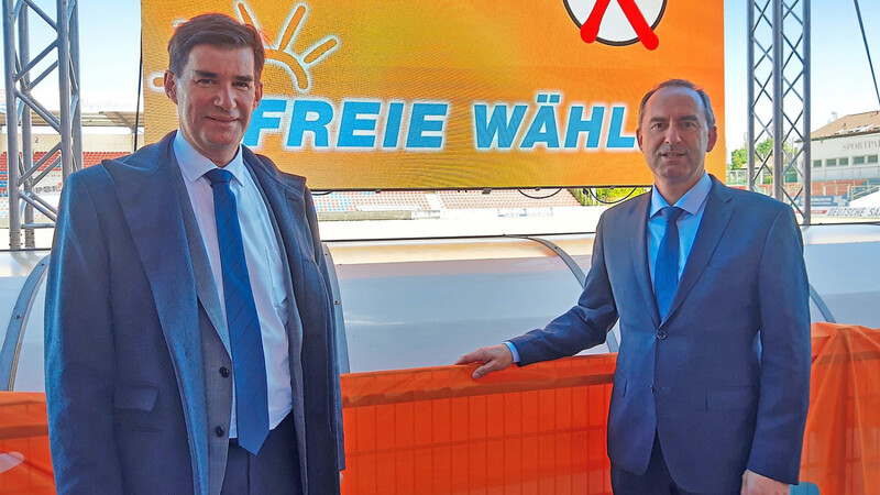Hubert Aiwanger (rechts) steht auf Listenplatz 1, Karl Ecker aus Au hat mit Platz fünf ebenfalls gute Chancen, für die Freien Wähler in den Bundestag einzuziehen.