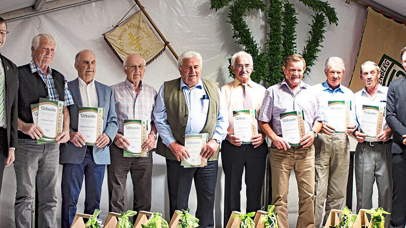 Als Gründungsmitglieder und für 60-jährige Mitgliedschaft beim TSV Wildenberg wurden Helmut Büchl, Johann Gehrer, Franz Hofschuster, Johann Hofschuster, Alfons Kellner, Erich Köck, Josef Wagner, Oskar Wagner und Reinhold Wagner geehrt.