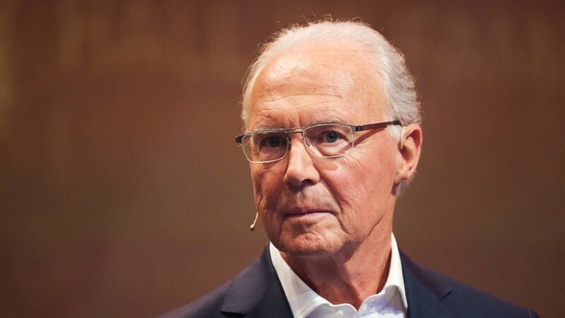 Franz Beckenbauer meldet sich in der Dauerdebatte um Bayern Münchens Trainer Hansi Flick zu Wort.