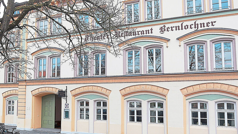 Das größte Projekt von Johann Baptist Bernlochner war der noch heute unter seinem Namen bekannte Baukomplex, der ein Theater, eine Gaststätte, einen Tanzsaal und ein Hotel umfasste. 1841 wurde das Theater eröffnet.