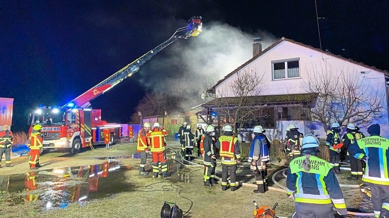 Durch den Brand in dem Mehrfamilienhaus haben mehrere Bewohner ihr Zuhause verloren.