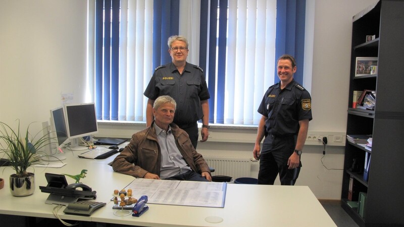 Rainer Schön (in Zivilkleidung), Erster Polizeihauptkommissar Max Mundt und Polizeihauptkommissar Andreas Baumgartner rechts).