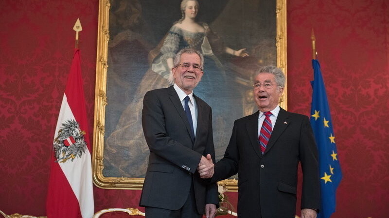 Der amtierende österreichische Bundespräsident Heinz Fischer (r) heißt den zukünftigen, gerade gewählten Bundespräsidenten Alexander Van der Bellen (l) während eines Treffens in der Hofburg in Wien am 24. Mai 2016 Willkommen.