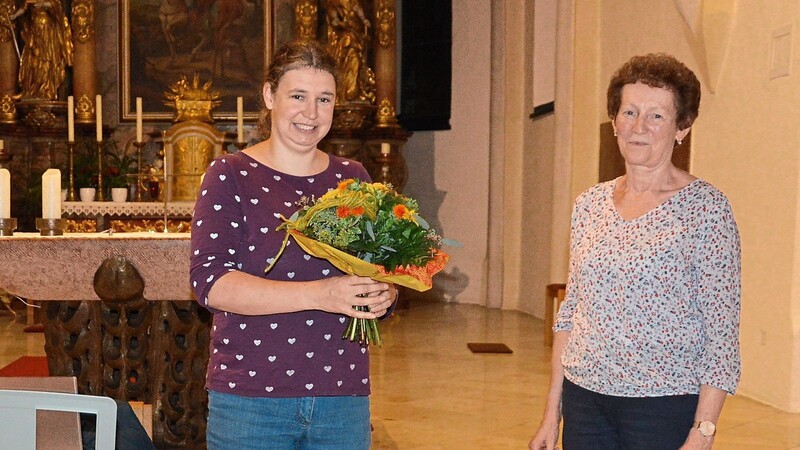 Die Vorsitzende des Musikalischen Vereins, Hildegard Hagenburger (r.), begrüßte Chorleiterin Iris Wunderlich mit einen Blumenstrauß.