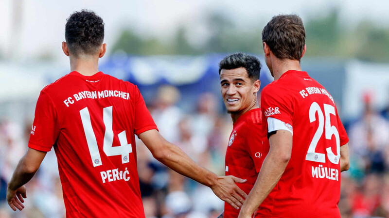 Coutinho holt sich die Gratulation von Perisic und Müller für seinen ersten Bayern-Treffer ab.