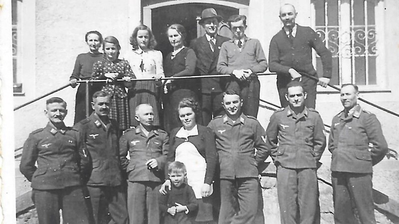 Heinrich Piermeier als Vierjähriger mit den deutschen Soldaten, die von den Amerikanern gefangen genommen wurden, und einigen Dorfbewohnern einige Zeit vorher beim Gasthaus Wurm.