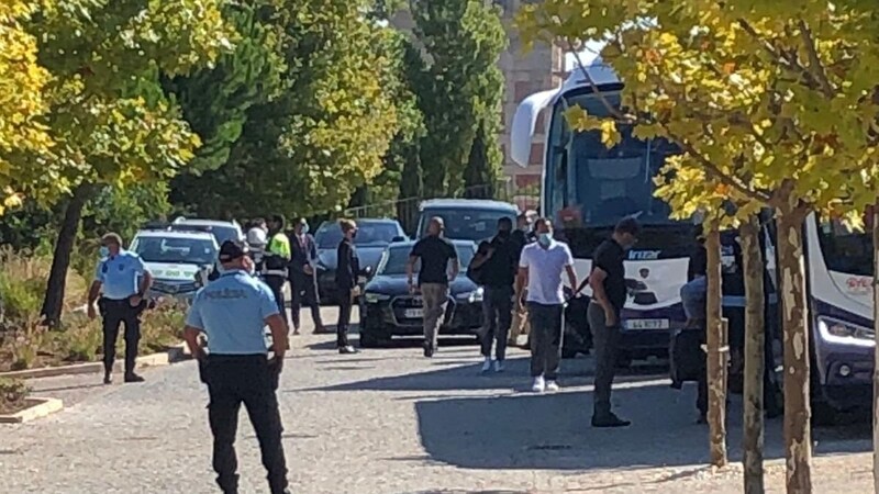 Mit zwei Bussen ging es am Morgen Richtung Flughafen Faro: Vorne die Betreuer und Bosse um Hasan Salihamidzic (im Bild in weiß), hinten die Spieler