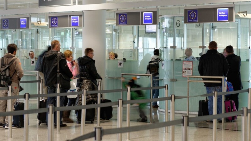 An den Ein- und Ausreisekontrollstellen am Münchner Flughafen ziehen Bundespolizisten durchschnittlich zwei Reisende pro Tag mit gefälschten Dokumenten aus dem Verkehr.