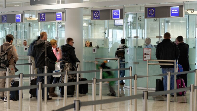 An den Ein- und Ausreisekontrollstellen am Münchner Flughafen ziehen Bundespolizisten durchschnittlich zwei Reisende pro Tag mit gefälschten Dokumenten aus dem Verkehr.