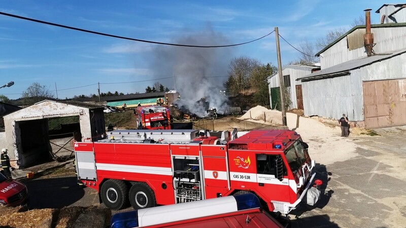 Wehren bekämpften einen Brand in der landwirtschaftlichen Genossenschaft in Vseruby.