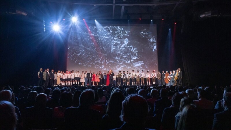 700 geladene Gäste verfolgten die schauspielerische Aufführung der Sparkassen-Geschichte von Thomas Ecker und seinen Mitwirkenden in der Sparkassen-Arena.