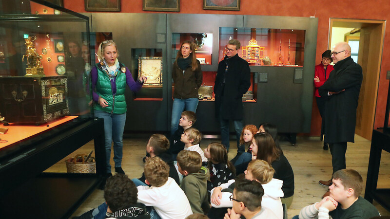 Museumsführerin Stephanie Gilles erklärte den Schülern der Ergoldinger Mittelschule und Staatsminister Bernd Sibler (Dritter von rechts) die Besonderheiten der Kunst- und Wunderkammer