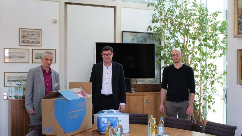 Die Firma Spetec spendete 100 Schutzanzüge: (v. l.) Ludwig Fischer (Leiter Einkauf Klinikum Erding), Landrat Martin Bayerstorfer und Fabian Holzner (Geschäftsführer Spetec).