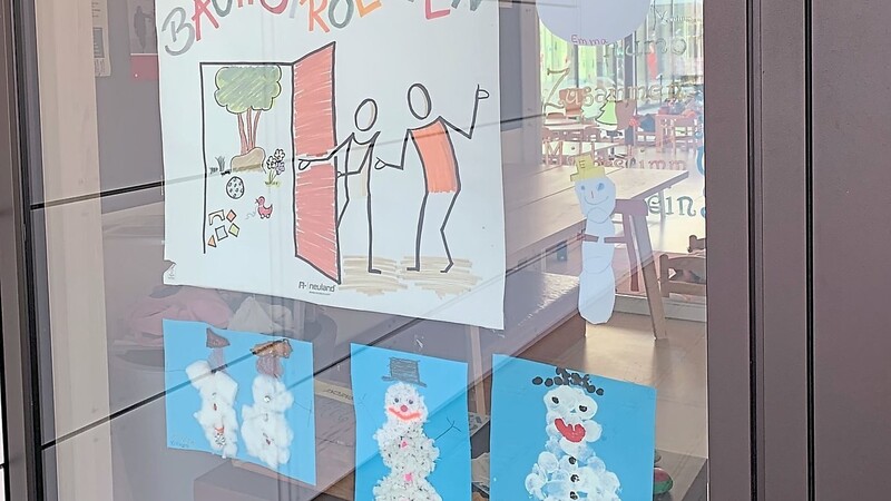 Digital initiiert - real zu bewundern: An der Eingangstür wird man von den gebastelten Schneemännern begrüßt. Die zuhause gebliebenen Kinder haben diese im Rahmen einer der Pinnwand-Aktionen gebastelt.
