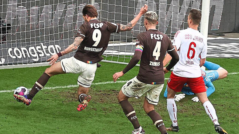 Das 1:0 für den FC St. Pauli gegen den SSV Jahn: Guido Burgstaller drückt den Ball über die Linie.