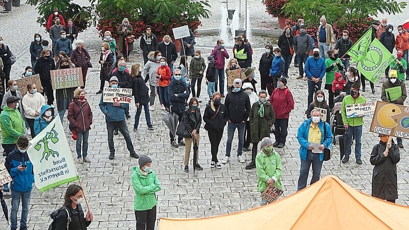 Gut 100 Menschen versammelten sich am Oberen Stadtplatz, um fürs Klima zu demonstrieren.