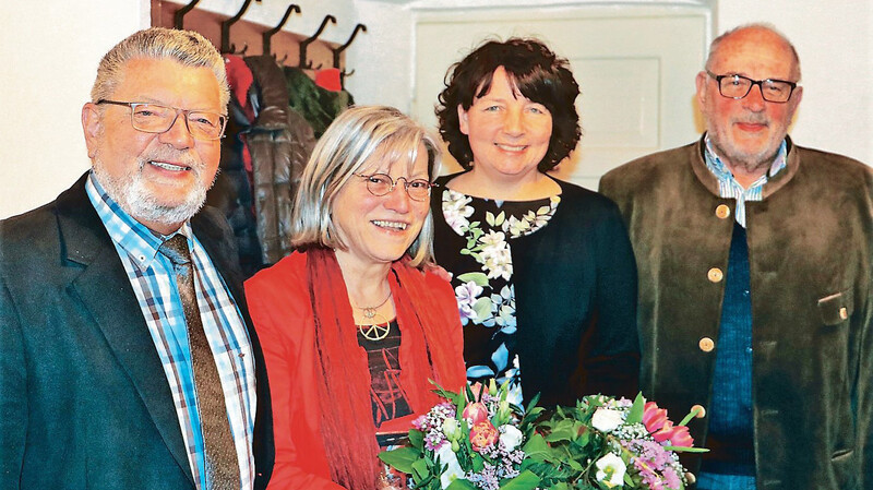 SPD-Ortsvorsitzender Hans Niedermeier (links) und Kreisrat Edgar Fellner bedankten sich bei Ruth Müller und Johanna Werner-Muggendorfer mit einem kleinen Blumenstrauß für ihr Kommen mit der Bitte, wie bisher auch in Zukunft so eng wie möglich zusammenzuarbeiten.