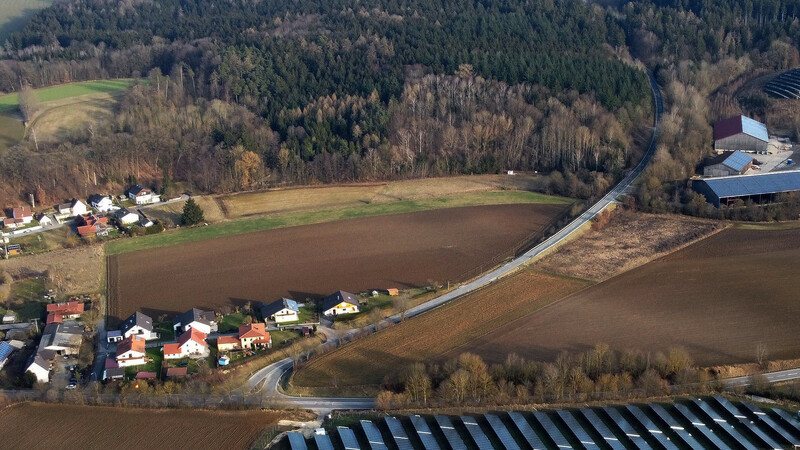 Die R45 kommt aus Richtung Holztraubach und mündet am Ortsende von Buchhausen in die B15. Die Straße hätte ursprünglich weiter südlich (im Bild rechts) in die B15 anschließen sollen.