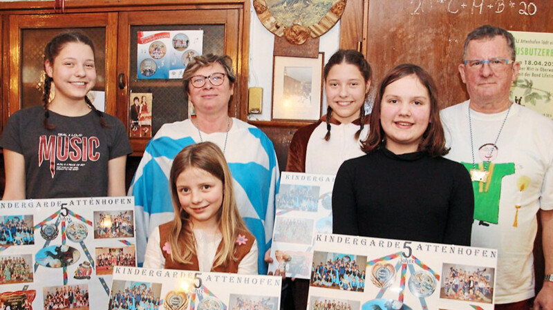 Mit der Ehrentafel der Kindergarde wurden diese fünf Mädchen ausgezeichnet. Pfarrer Ferdinand Fürst und Gemeindereferentin Rosemarie Fischer gratulierten.