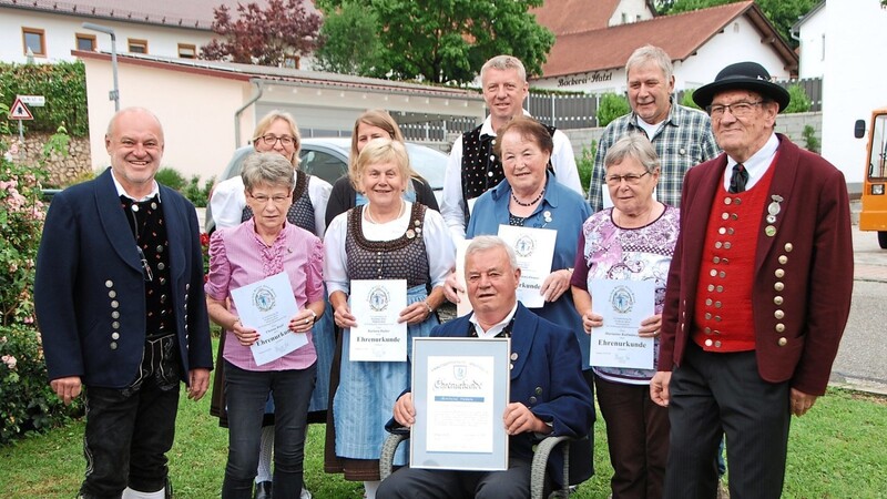 Langjährige Mitglieder, unter ihnen Ehrenvorsitzender Adalbert Huber (vorne), erhielten eine Auszeichnung für ihre Treue zum Verein.