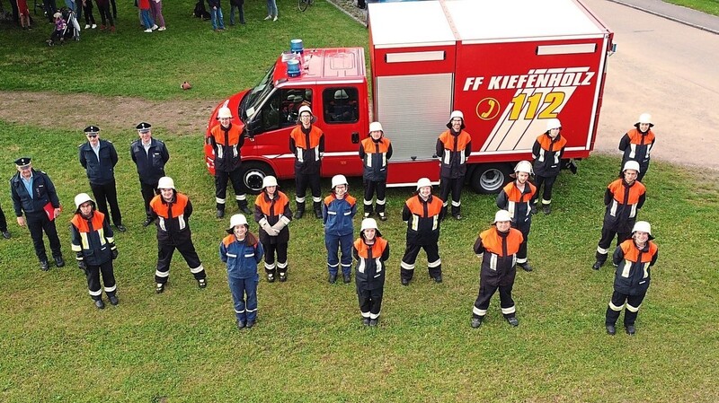 17 Feuerwehrler der Feuerwehr Kiefenholz konnten sich am Freitag über die bestandene Prüfung zum Leistungsabzeichen freuen. Unter den Zuschauern weilte auch Bürgermeister Josef Schütz (links).