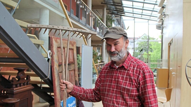Stefan Braun, passionierter Sammler aus Roding, hält einen Rechen mit Holzzinken.