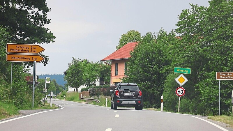 An die Geschwindigkeitsbegrenzung von 60 Stundenkilometern halten sich die wenigsten. Jetzt gibt es Pläne, die Kreuzung Staatsstraße-Kirchenstraße zu entschärfen.