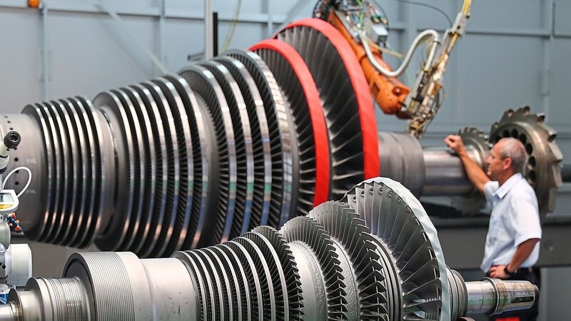 Eine offengelegte Dampfturbine liegt zur Wartung in einem Siemens-Werk. Siemens Energy ist für die nähere Zukunft zuversichtlich.