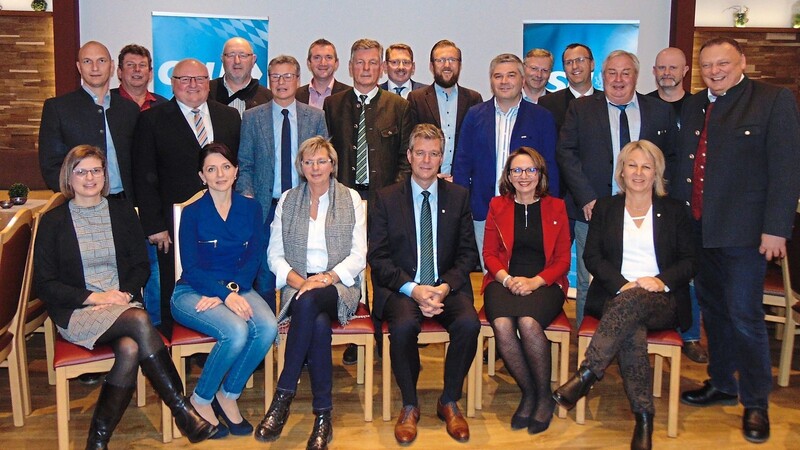 Wenn es der Wähler will, sieht so der neue CSU-Stadtrat aus. In der Mitte sitzt Bürgermeisterkandidat Hans Schmalhofer, ganz rechts steht Plattlings CSU-Ortsvorsitzender Ludwig Helfrich.